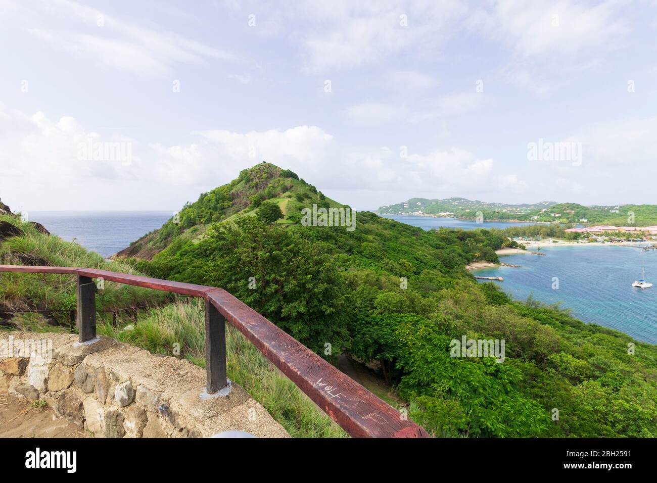 Panoramablick von der Spitze einer Festung der grünen Landschaft und schöne Küstenlandschaft Stockfoto
