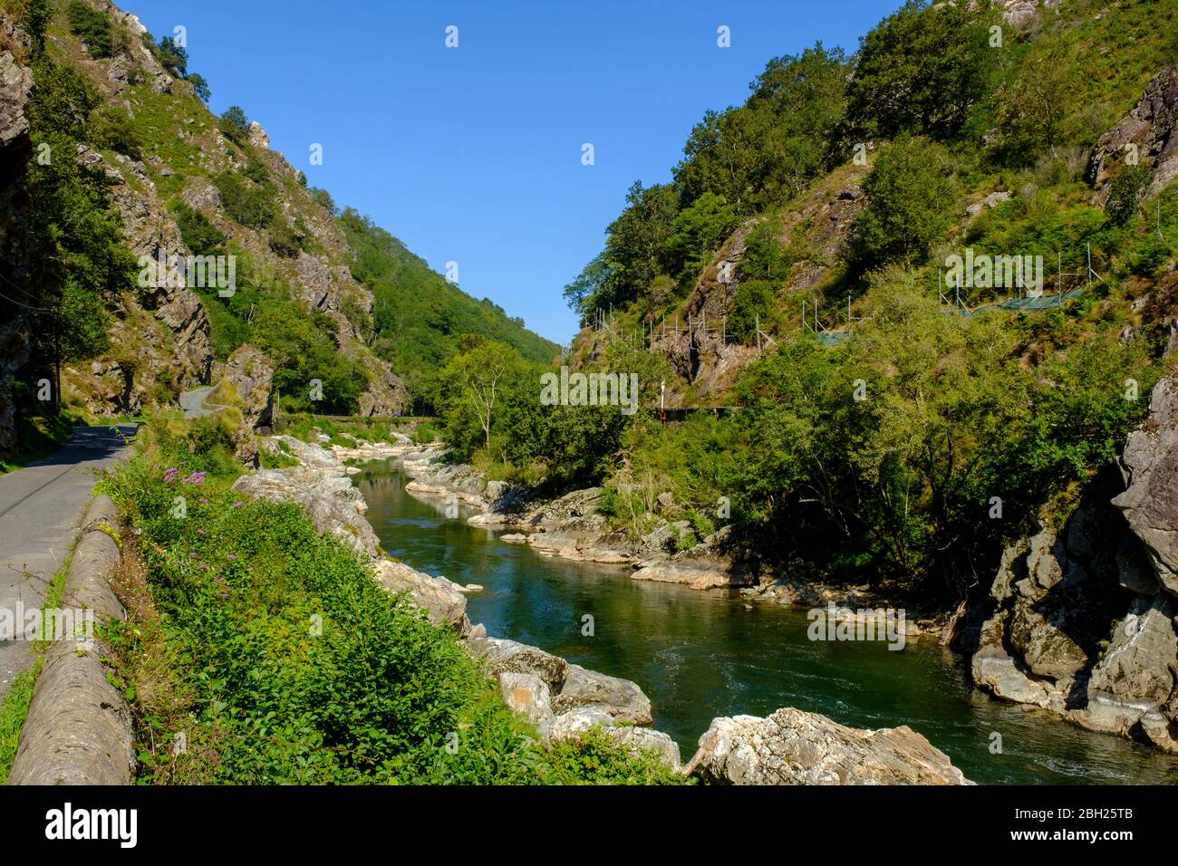 Frankreich, Pyrenäen-Atlantiques, Itxassou, Nive Fluss fließt in Pas de Roland Stockfoto
