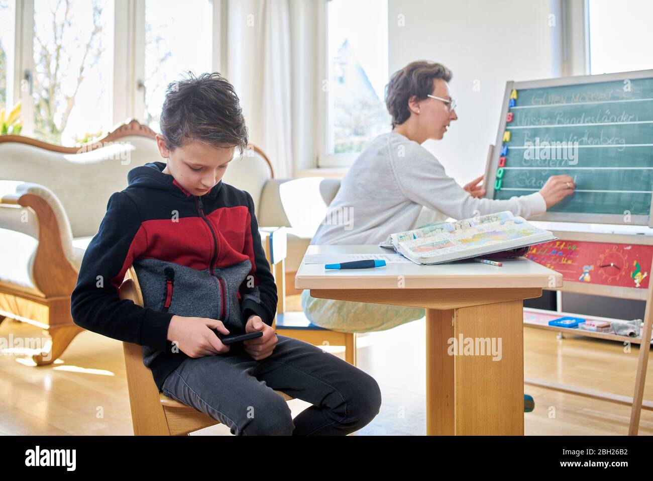 Mutter zu Hause Schulbildung ihren Sohn Stockfoto