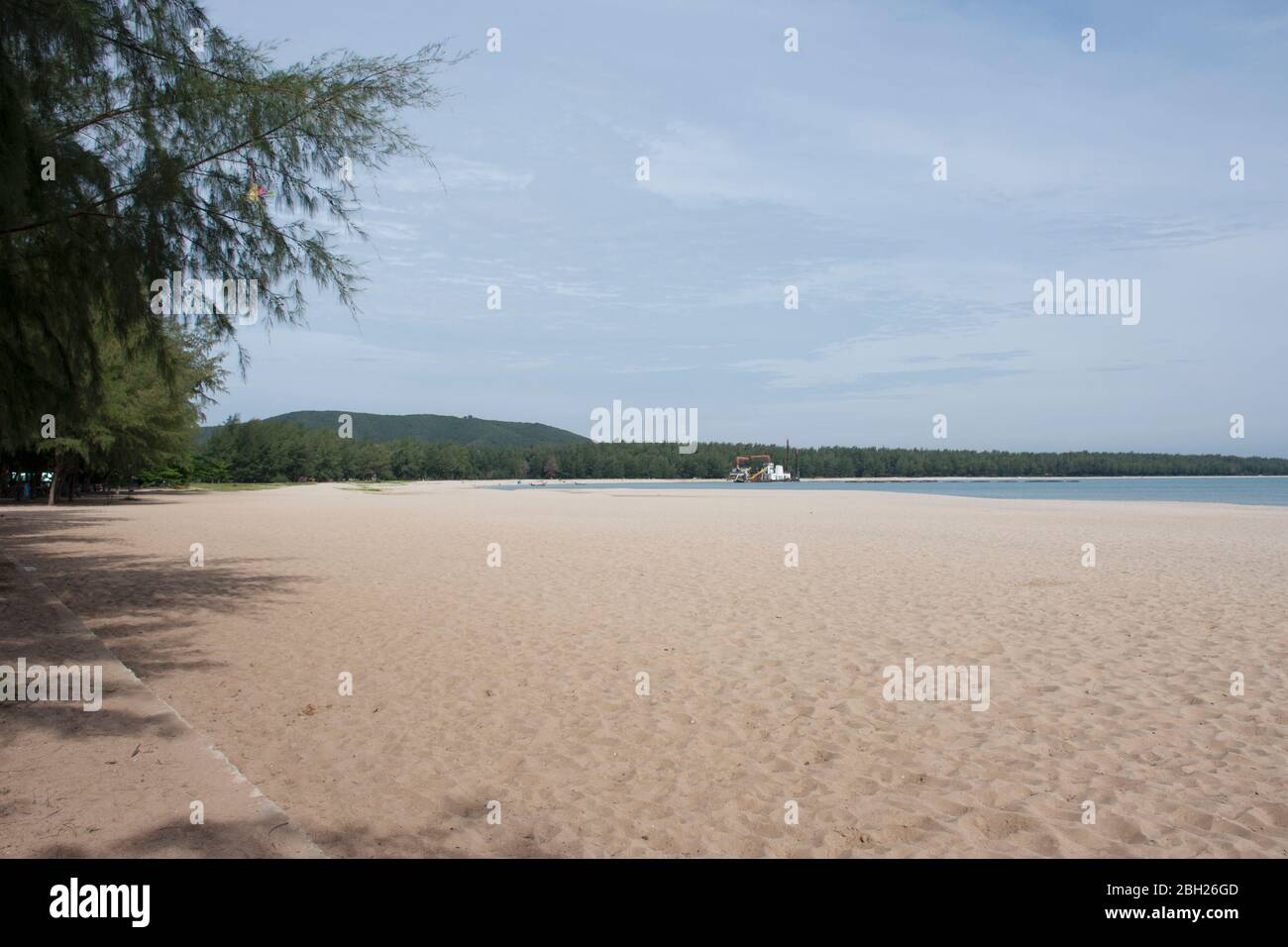 Bewegung und Strömung von Wellenwasser im Meer am Samila Beach in Songkhla, Thailand Stockfoto