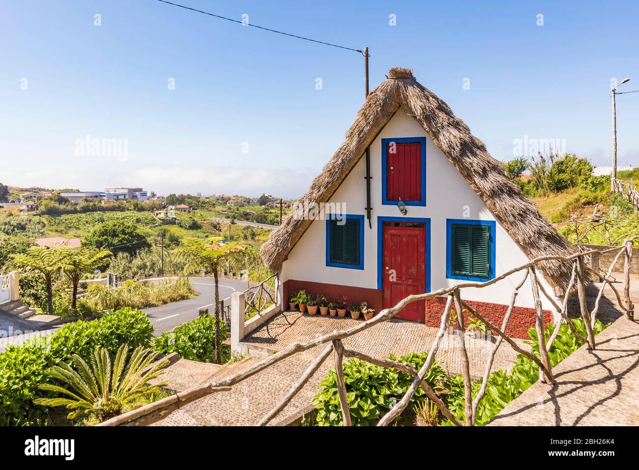Portugal, Madeira, Santana, Fassade eines traditionellen dreieckigen Stadthauses mit Strohdach Stockfoto Portugal, Madeira, Santana, Fassade eines traditionellen dreieckigen Stadthauses mit Strohdach Stockfoto