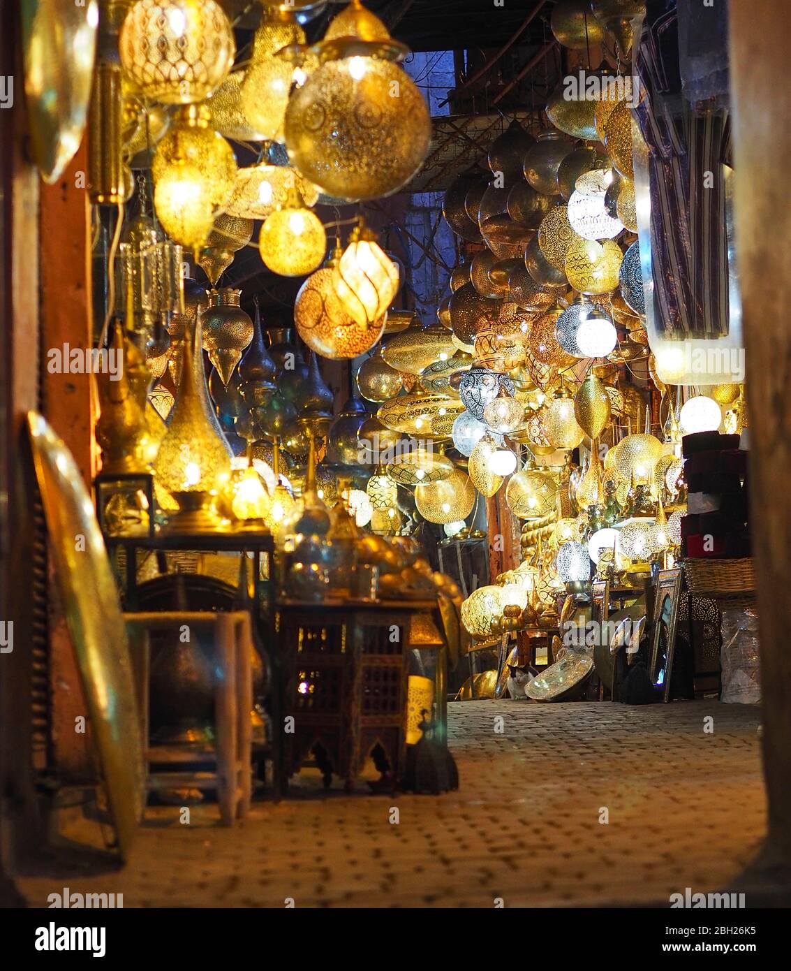 Große Anzahl von elektrischen Lampen leuchten über Nacht Gasse Stockfoto