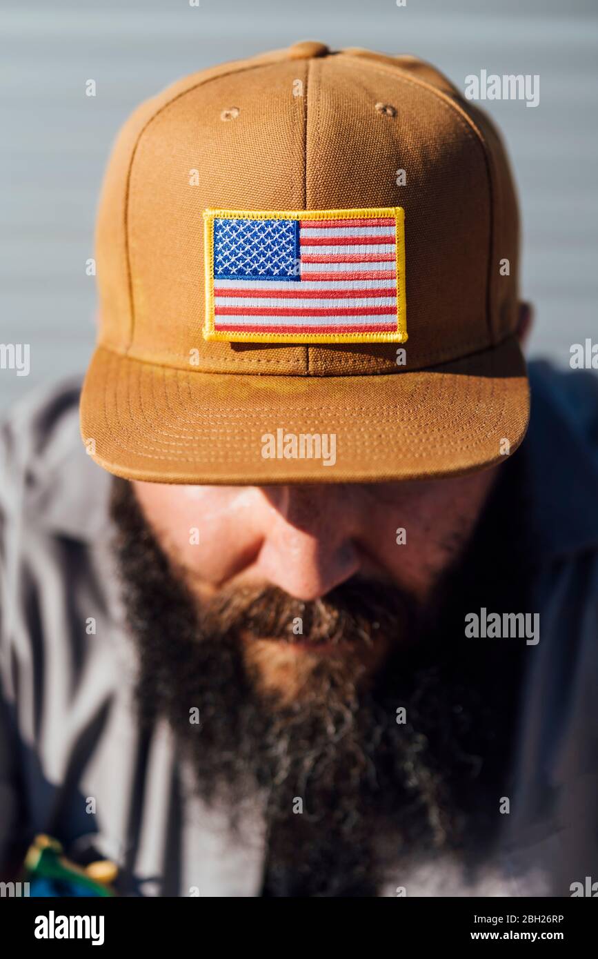Bärtiger Mann mit Baseballmütze mit amerikanischer Flagge, Nahaufnahme Stockfoto
