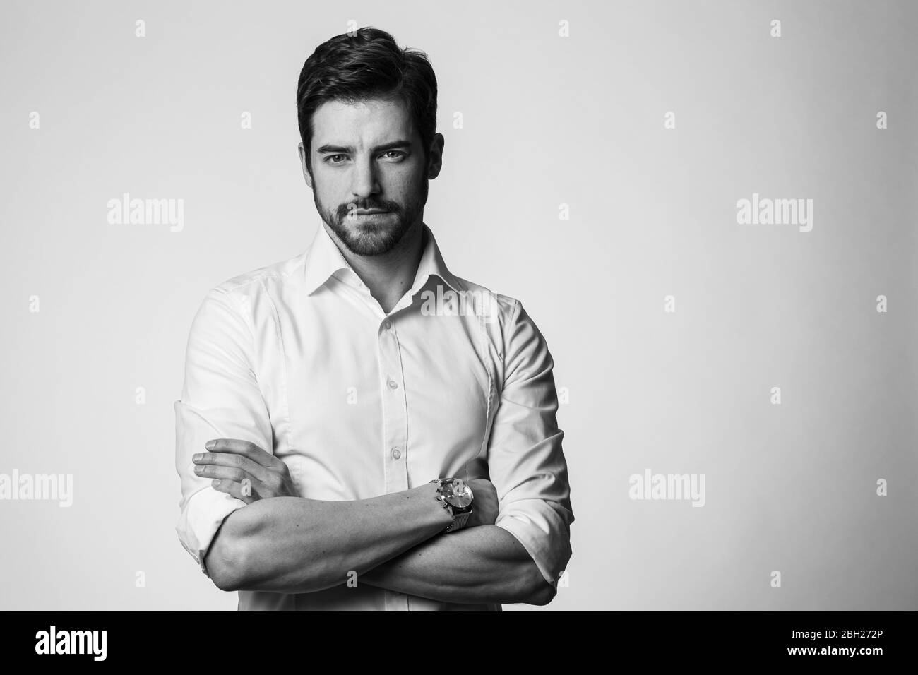 Porträt des Enge Mann, mit gekreuzten Armen Stockfoto