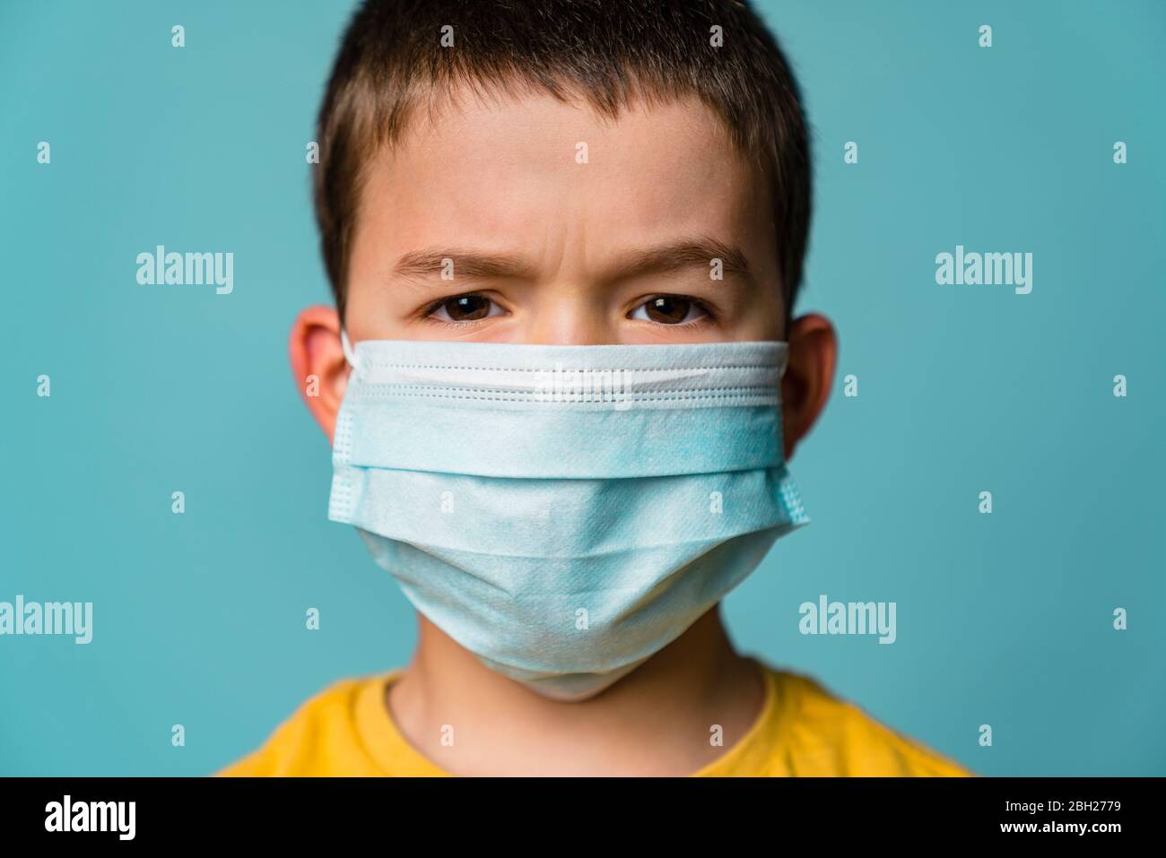 Porträt des Jungen mit Maske Stockfoto