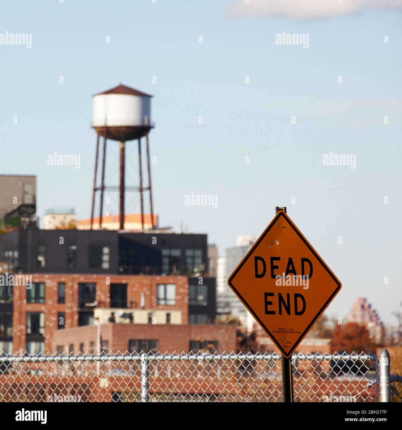 USA, New York, New York City, Dead End Zeichen mit Wasserturm Stockfoto