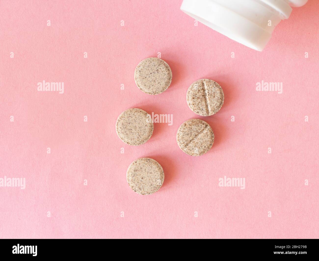 Medikamente Tabletten und weiße Pille Flasche auf rosa Hintergrund Stockfoto