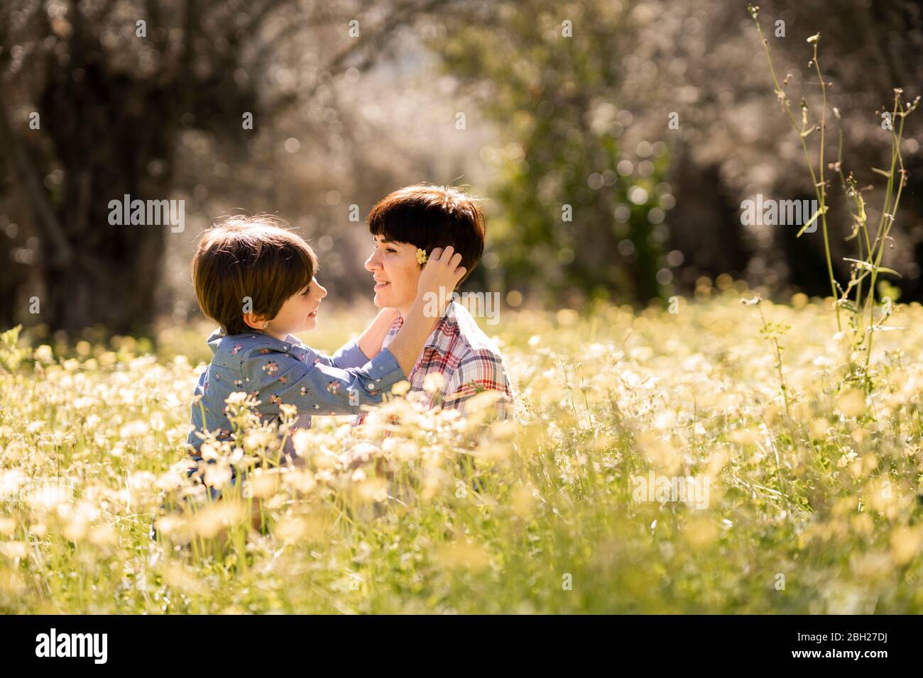 Mutter und Tochter in einem Feld von Wildblumen Stockfoto