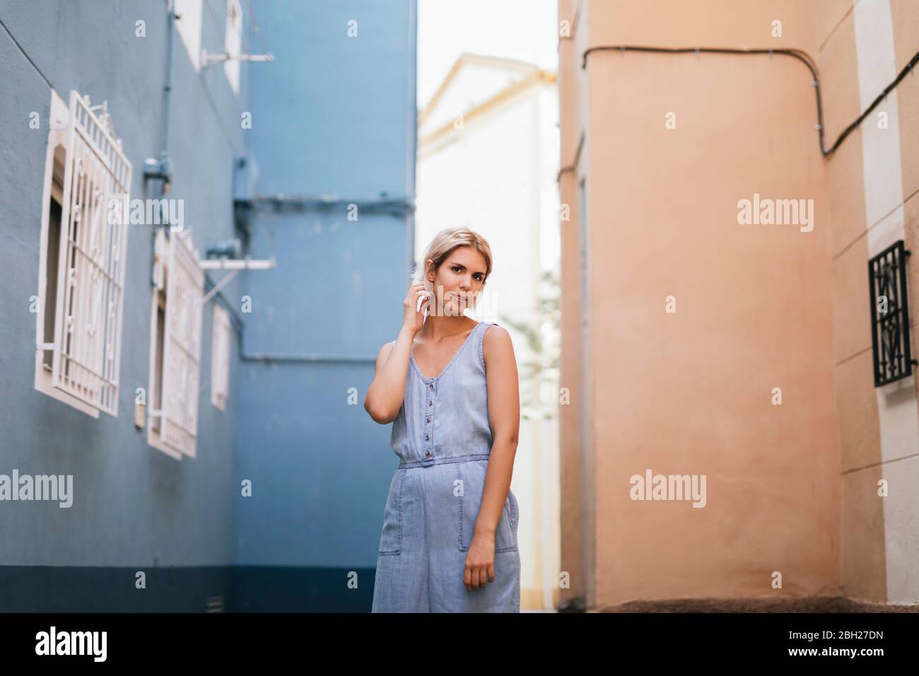 Porträt einer jungen Frau in hellblau in der Stadt Stockfoto