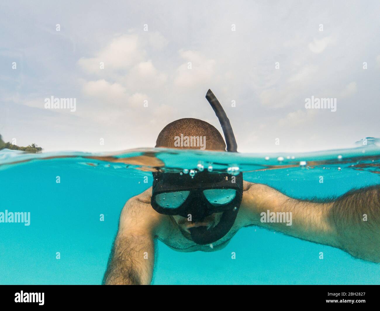 Mann schnorchelt auf der Wasseroberfläche Stockfoto