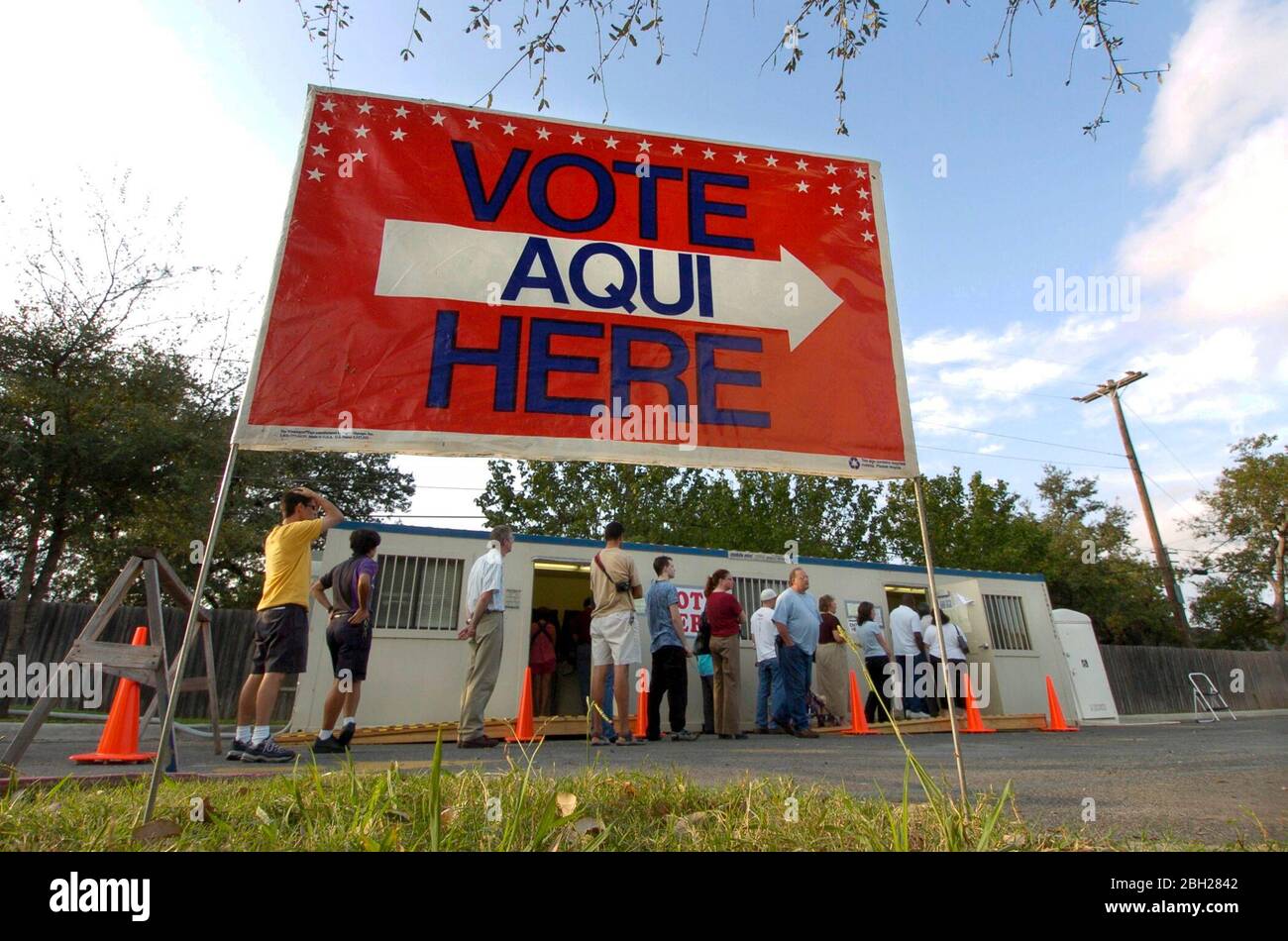 Austin Texas USA, 26. Oktober 2004: Die frühen Wähler von Texas stehen vor einem Supermarkt in Südaustin. Der Anstieg der frühen Wähler hat im Vorfeld der Nationalwahlen vom 2.. November landesweit Rekorde gebrochen. ©Bob Daemmrich Stockfoto