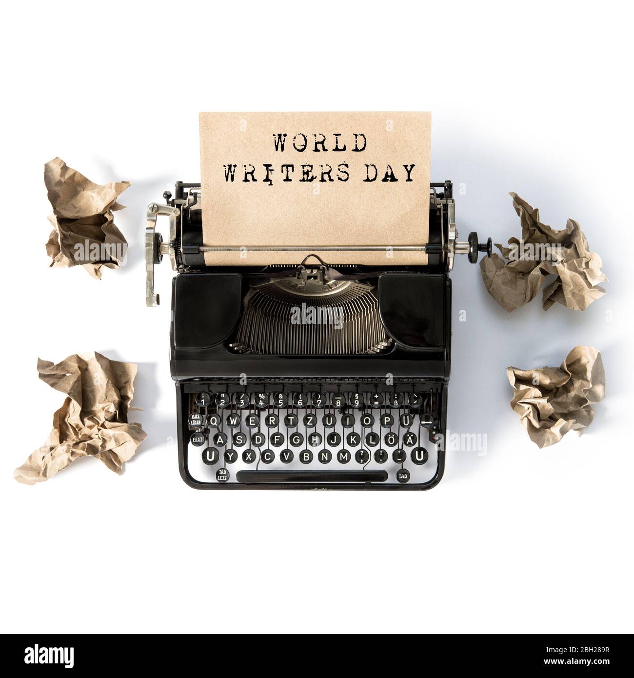 Antike Schreibmaschine mit Papier. World Writers Day. Kreatives, flaches Design Stockfoto