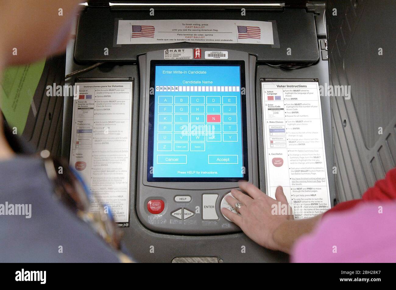 Austin, Texas, USA, 3. November 2006: Ein Wahltrainer zeigt, wie schwierig es ist, eine Wählerstimme auf den elektronischen Wahlgeräten E-Slate abzugeben, die in vielen Grafschaften von Texas für die Wahlen im November verwendet werden. ©Bob Daemmrich Stockfoto