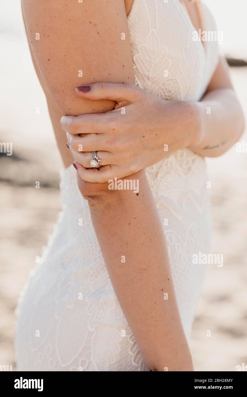 Ring einer Braut in weißem Hochzeitskleid Stockfoto