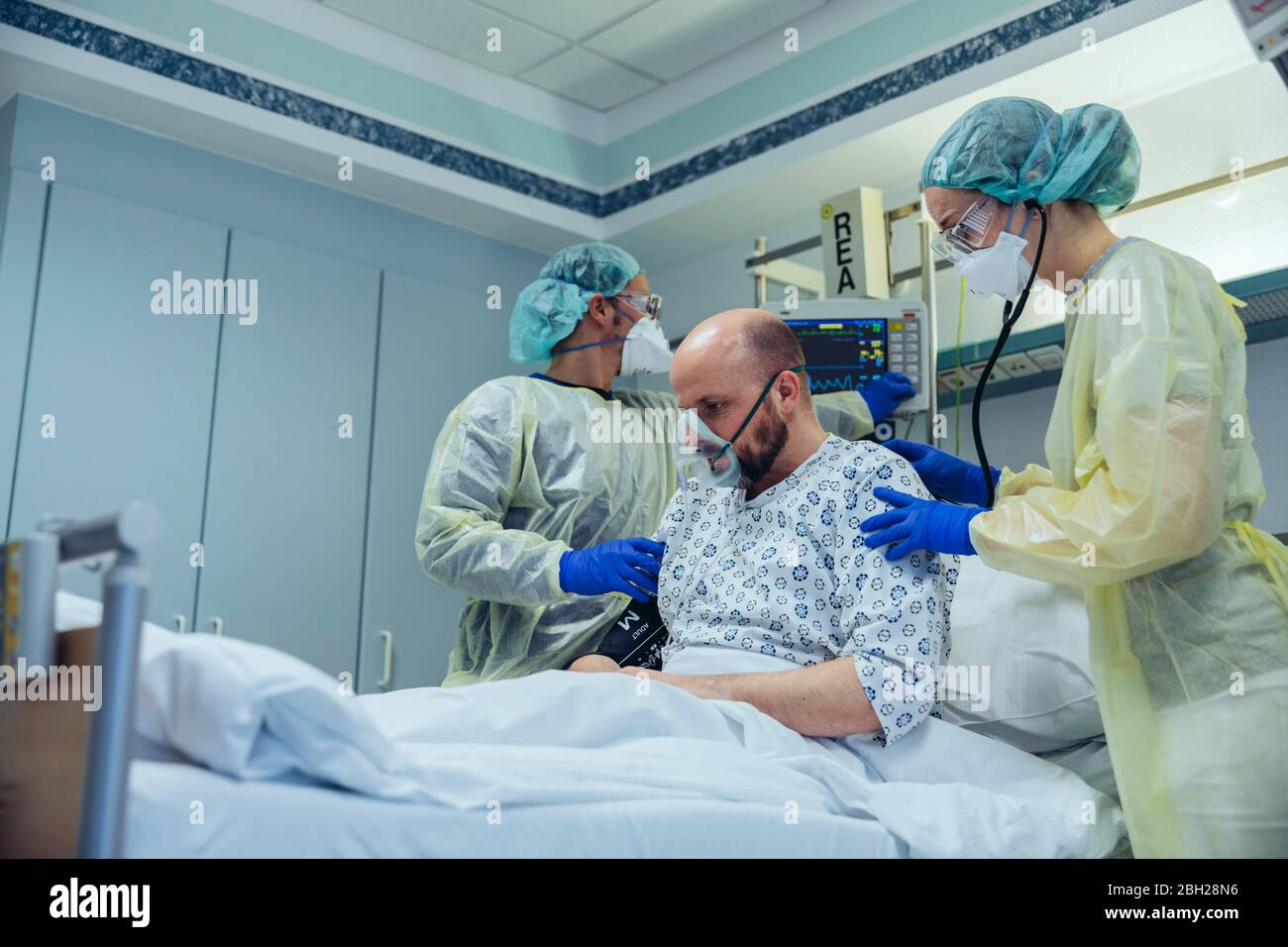 Ärzte, die dem Patienten in der Notaufnahme eines Krankenhauses künstliche Beatmung geben Stockfoto