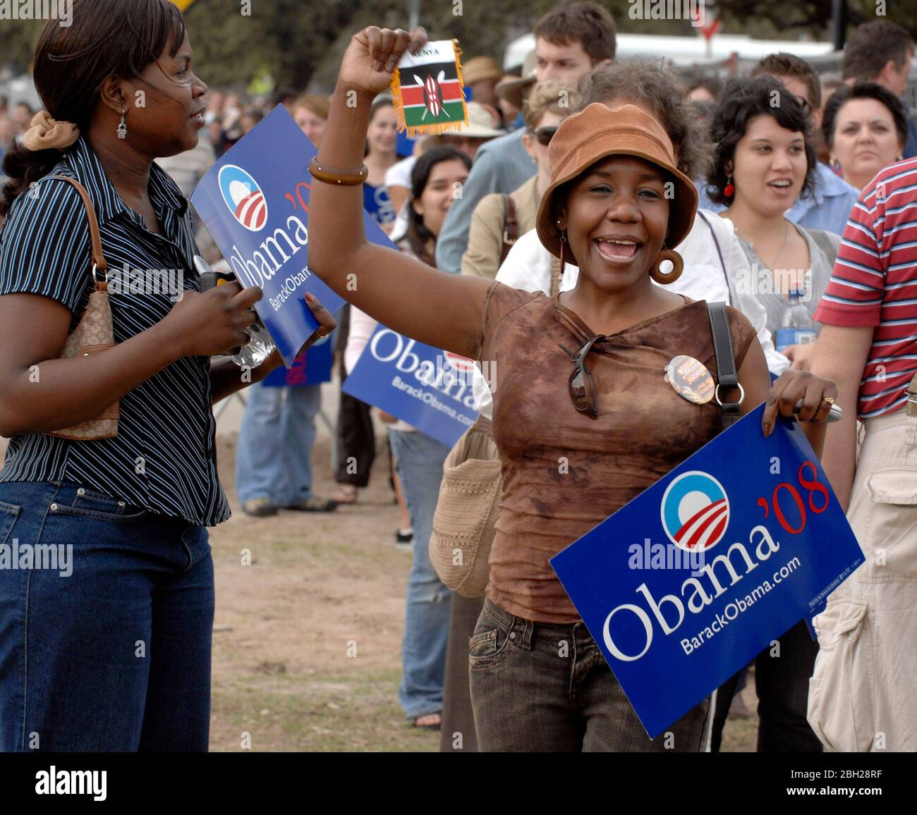 Austin, Texas, USA, 23. Februar 2007: Eine Frau aus Kenia jubelt bei einer Kundgebung für US-Senator Barack Obama, sein zweites großes Ereignis, nachdem er im vergangenen Monat seine Kandidatur für den Präsidenten der Vereinigten Staaten angekündigt hatte. Obama sprach durch einen leichten Nieselregen zu einer Menge von etwa 17.000 Menschen in der Nähe der Innenstadt. ©Bob Daemmrich Stockfoto