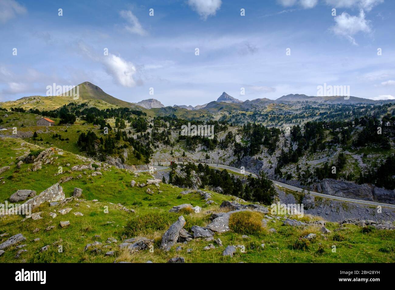 Frankreich, Pyrenäen-Atlantiques, Panoramaflissicht auf den Col de la Pierre Saint-Martin Pass im Sommer Stockfoto