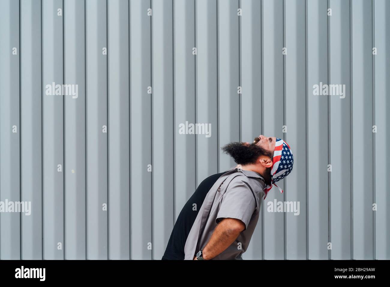 Brüllender Mann mit Kopfbedeckung von Star and Stripes Stockfoto