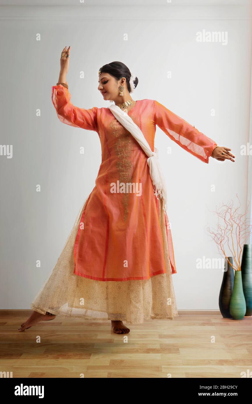 Anmutige Kathak Tänzerin zu Hause. Stockfoto