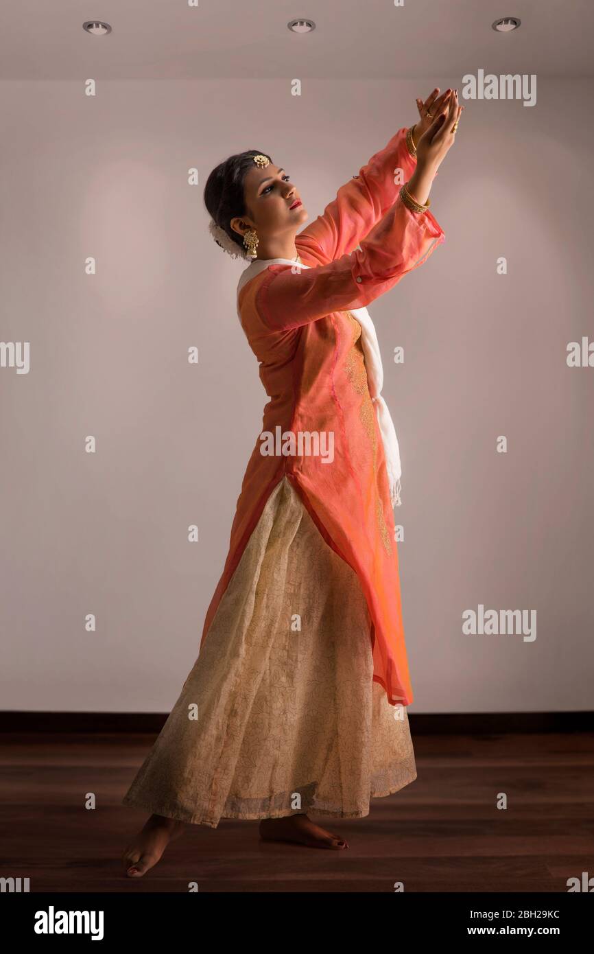 Kathak Tänzerin, die zu Hause anmutig auftrat. Stockfoto