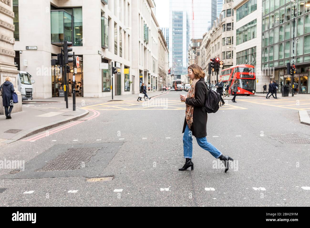 Frau in der Stadt, London, Großbritannien Stockfoto