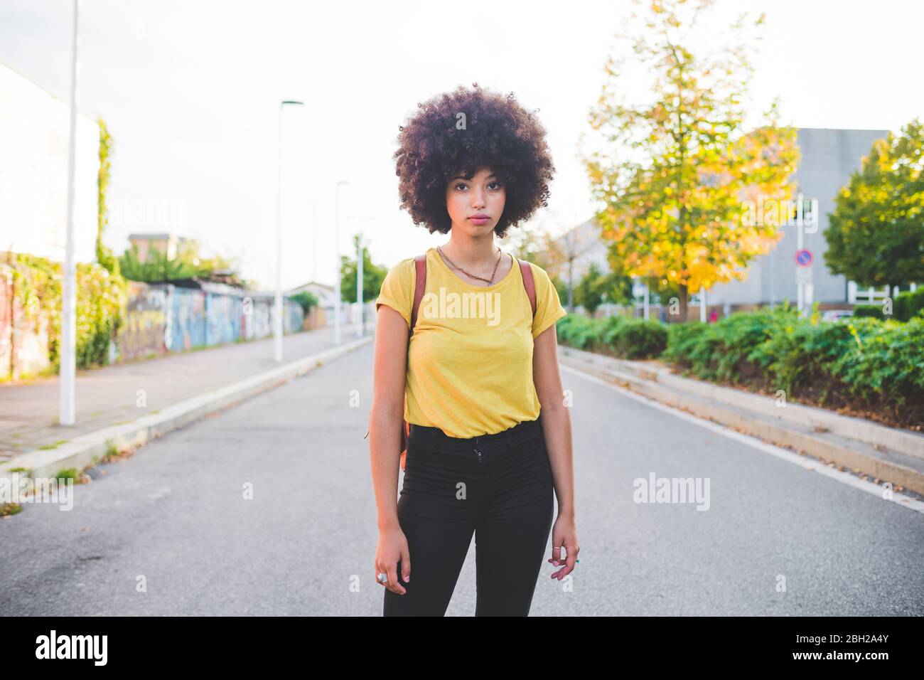 Porträt einer jungen Frau mit afro Frisur auf einer Straße in der Stadt Stockfoto