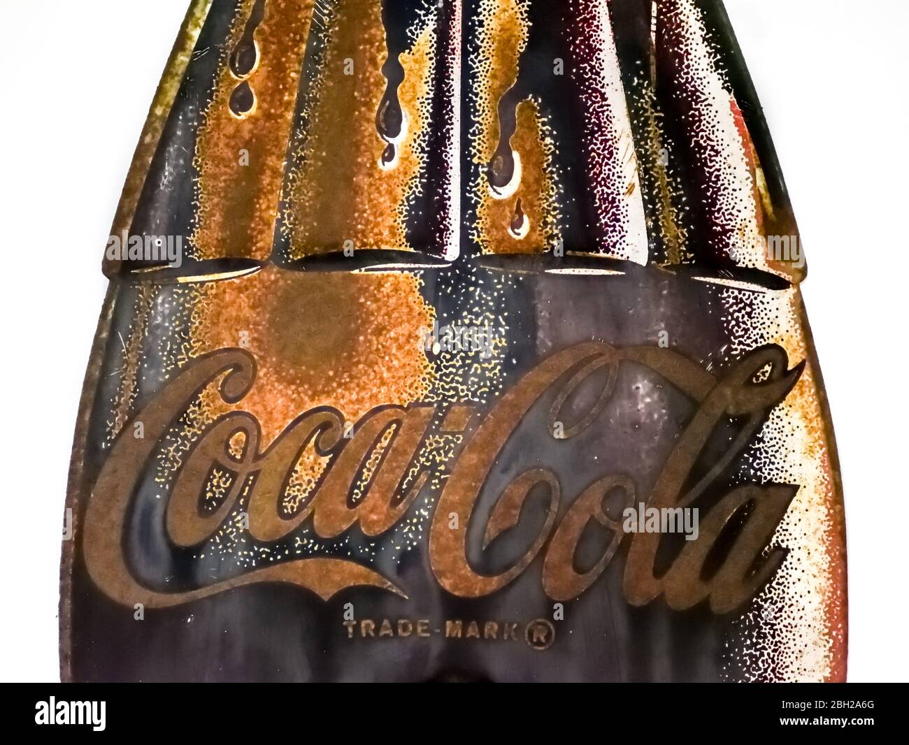Verrostete Metall-Flasche-förmigen Coco Cola-Zeichen auf weißem Hintergrund Stockfoto