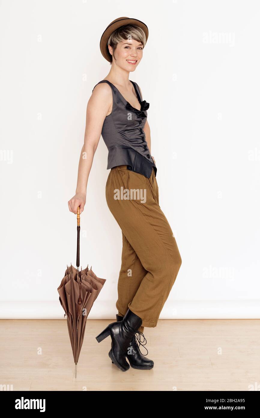 Portrait einer lächelnden Frau mit Hut und Schirm Stockfoto Portrait einer lächelnden Frau mit Hut und Schirm Stockfoto