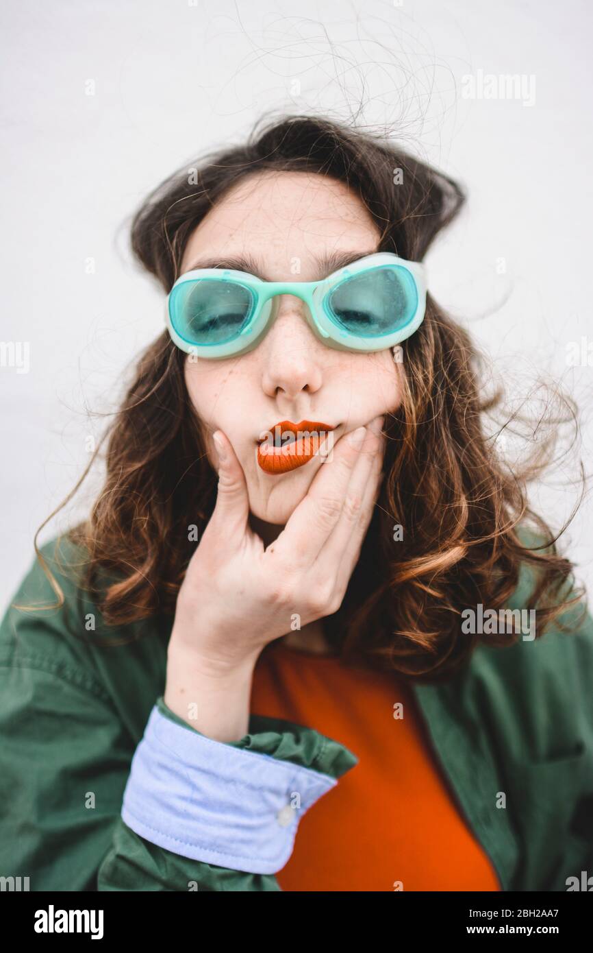 Porträt einer Frau mit Taucherbrille, die den Mund ausschüttet Stockfoto