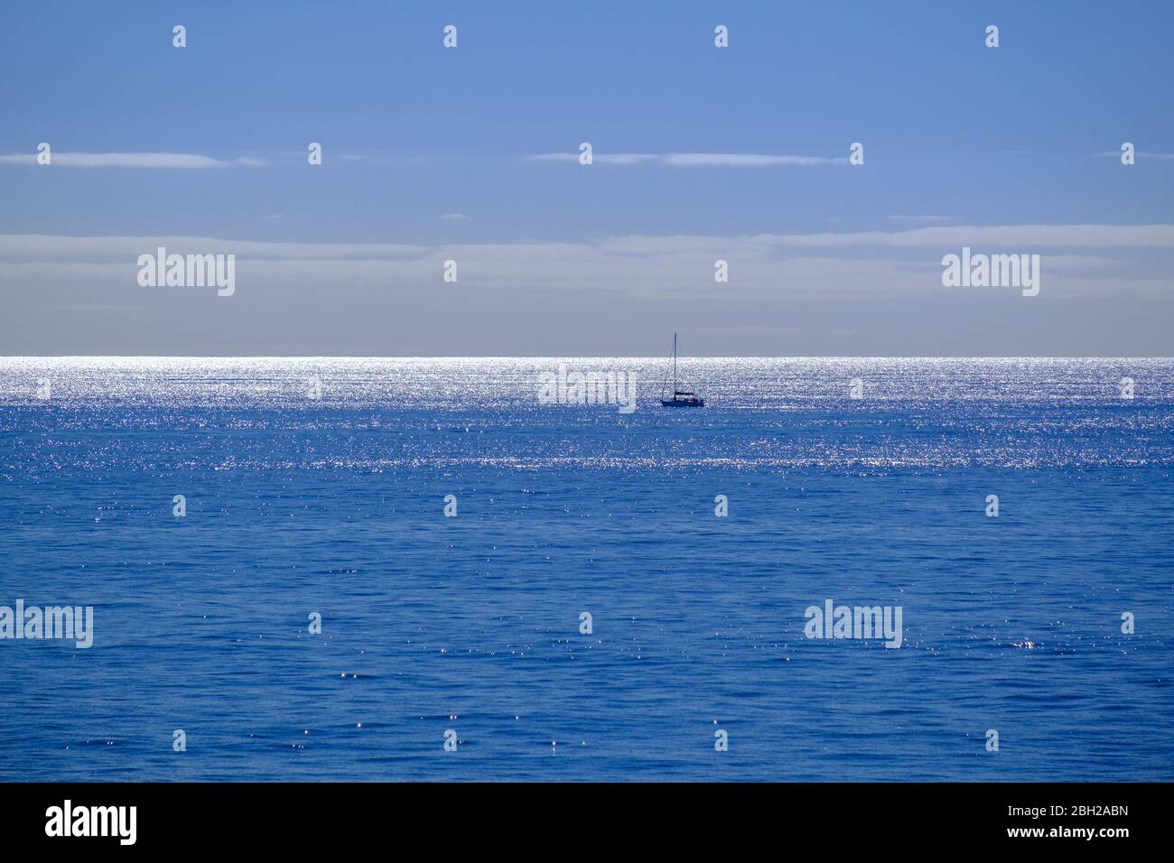 Spanien, einesSegelschiff, das blaue Wasser des Atlantischen Ozeans durchquert Stockfoto