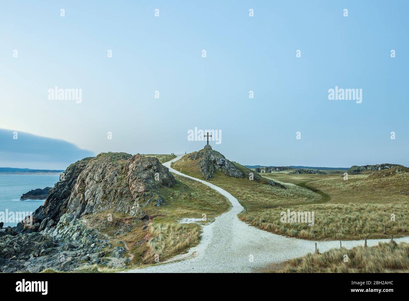 Blick auf das Kreuz in Ynys Llanddwyn, Anglesey, North Wales, UK. Stockfoto