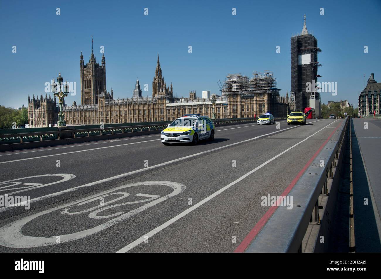 London April 2020 die Covid-19-Pandemie. Westminster Bridge, verlassen, abgesehen von Rettungsfahrzeugen. Stockfoto