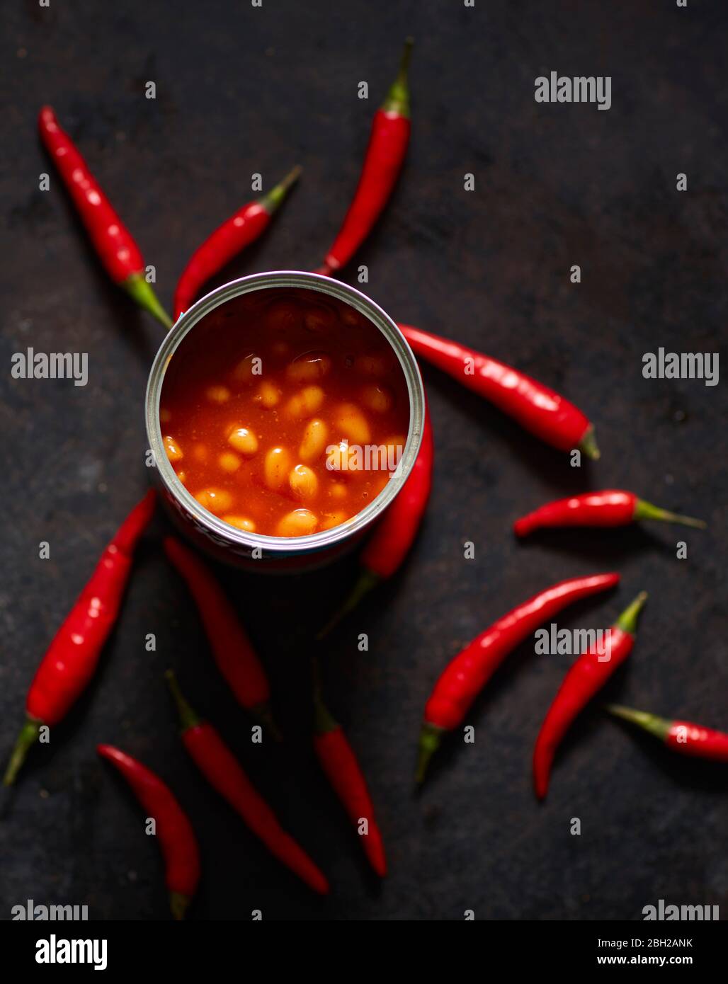 Rote Chilischoten und Dose Bohnen in Tomatensauce Stockfoto