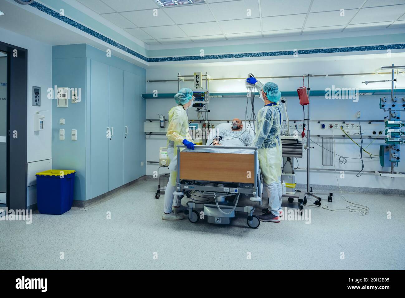 Ärzte, die den Patienten in der Notaufnahme eines Krankenhauses mit Atemgeräten versorgen Stockfoto