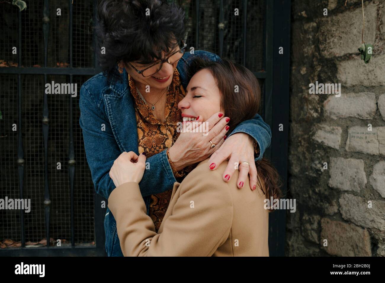 Streichelte die wange Fotos und Bildmaterial in hoher Auflösung Alamy