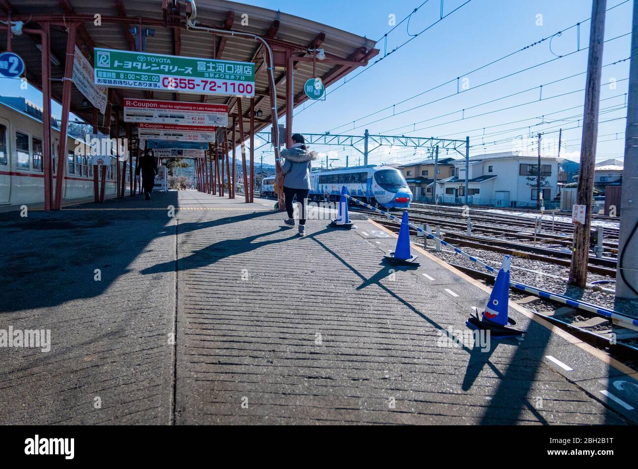 Der Bahnhofssteig am Bahnhof Kawaguchiko mit weißem Zug in der