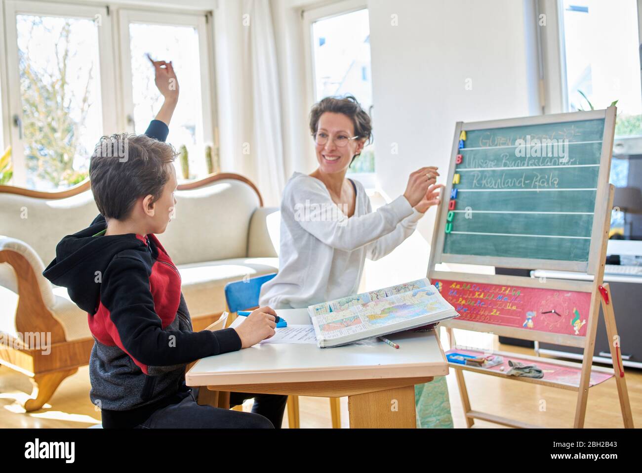 Mutter zu Hause Schulbildung ihren Sohn Stockfoto
