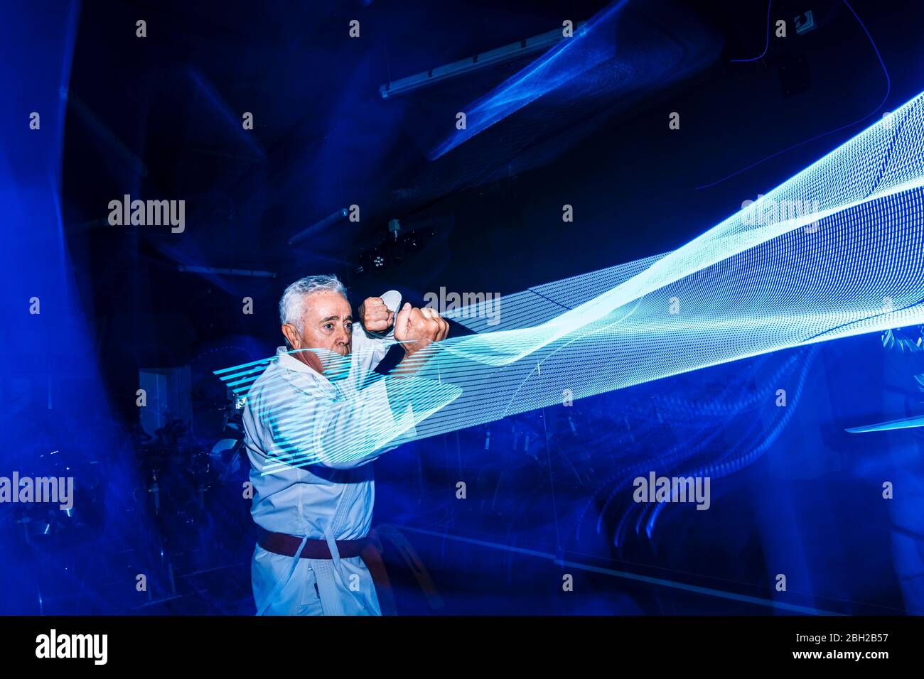 Zusammensetzung aus älteren Mann üben Karate Stockfoto