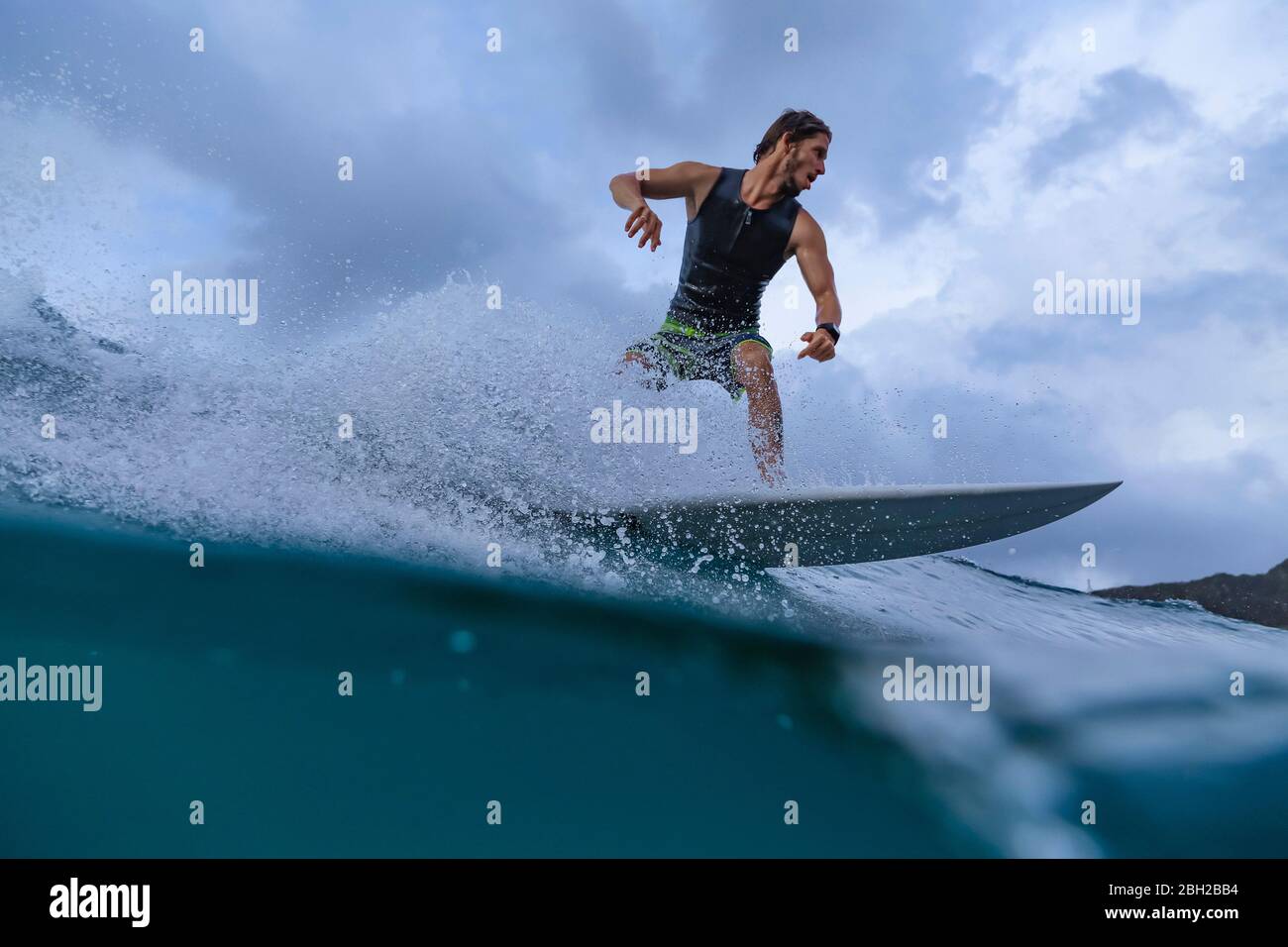 Mann beim Surfen während der Regenzeit, Sumbawa, Indonesien Stockfoto