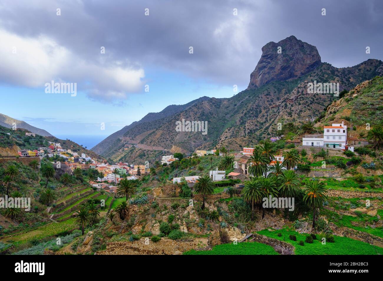 Spanien, Provinz Santa Cruz de Tenerife, Vallehermoso, Roque Cano Felsformation mit Blick auf die Stadt unten Stockfoto