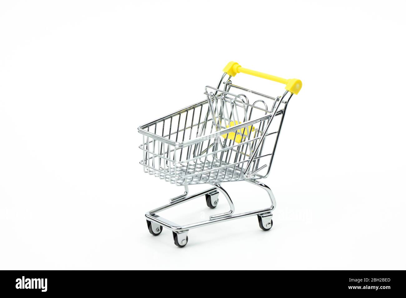 Leerer Supermarkt-Warenkorb - Symbol des Wartens auf schwarzen Freitag, Rabatte, Verkäufe Stockfoto