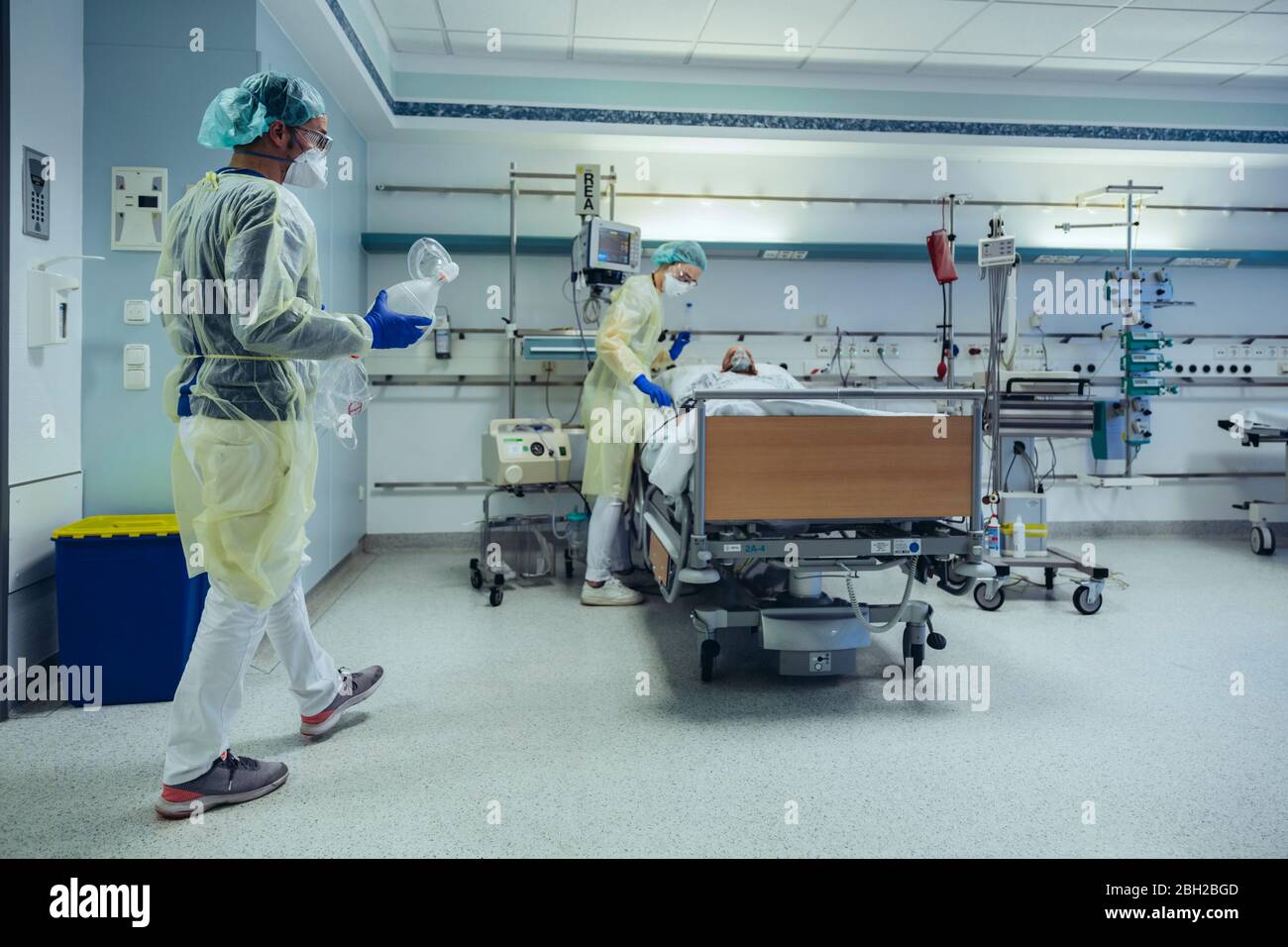 Ärzte, die den Patienten in der Notaufnahme eines Krankenhauses betreuen, indem sie die Atmung von der Sauerstoffmaske zur Beutelventilmaske umwandten Stockfoto