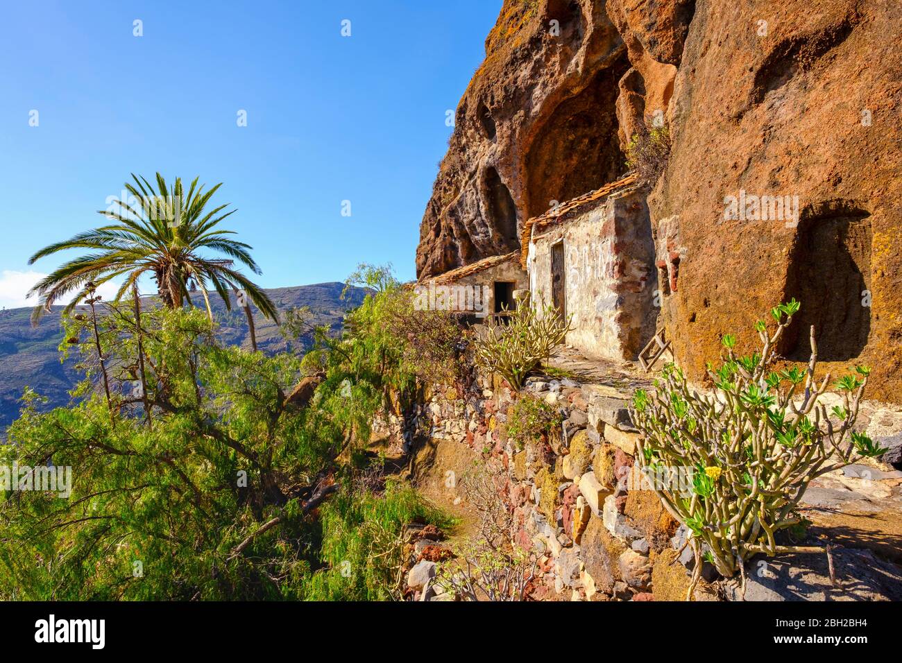 Spanien, Provinz Santa Cruz de Tenerife, San Sebastian de La Gomera, verlassene Häuser am Klippenrand Stockfoto