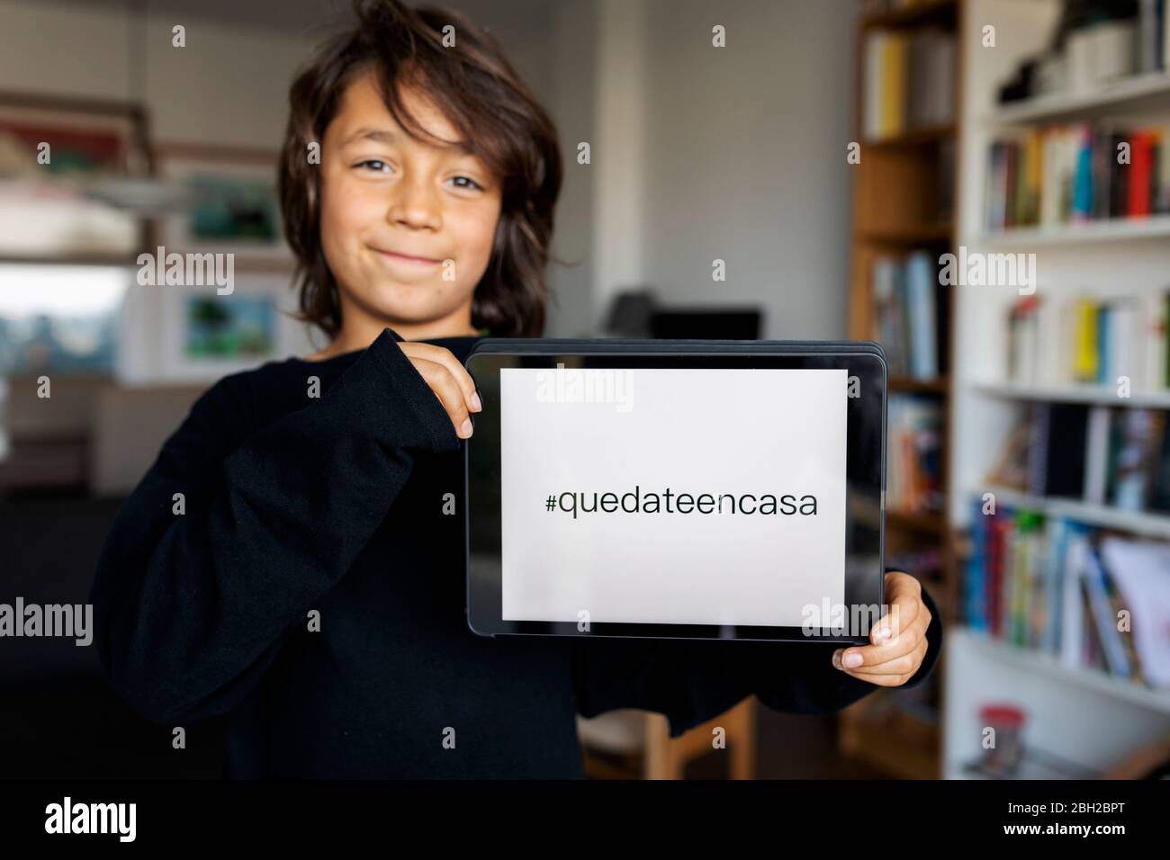 Portrait von entspannten Jungen präsentiert digitale Tablet mit Anfrage Stockfoto
