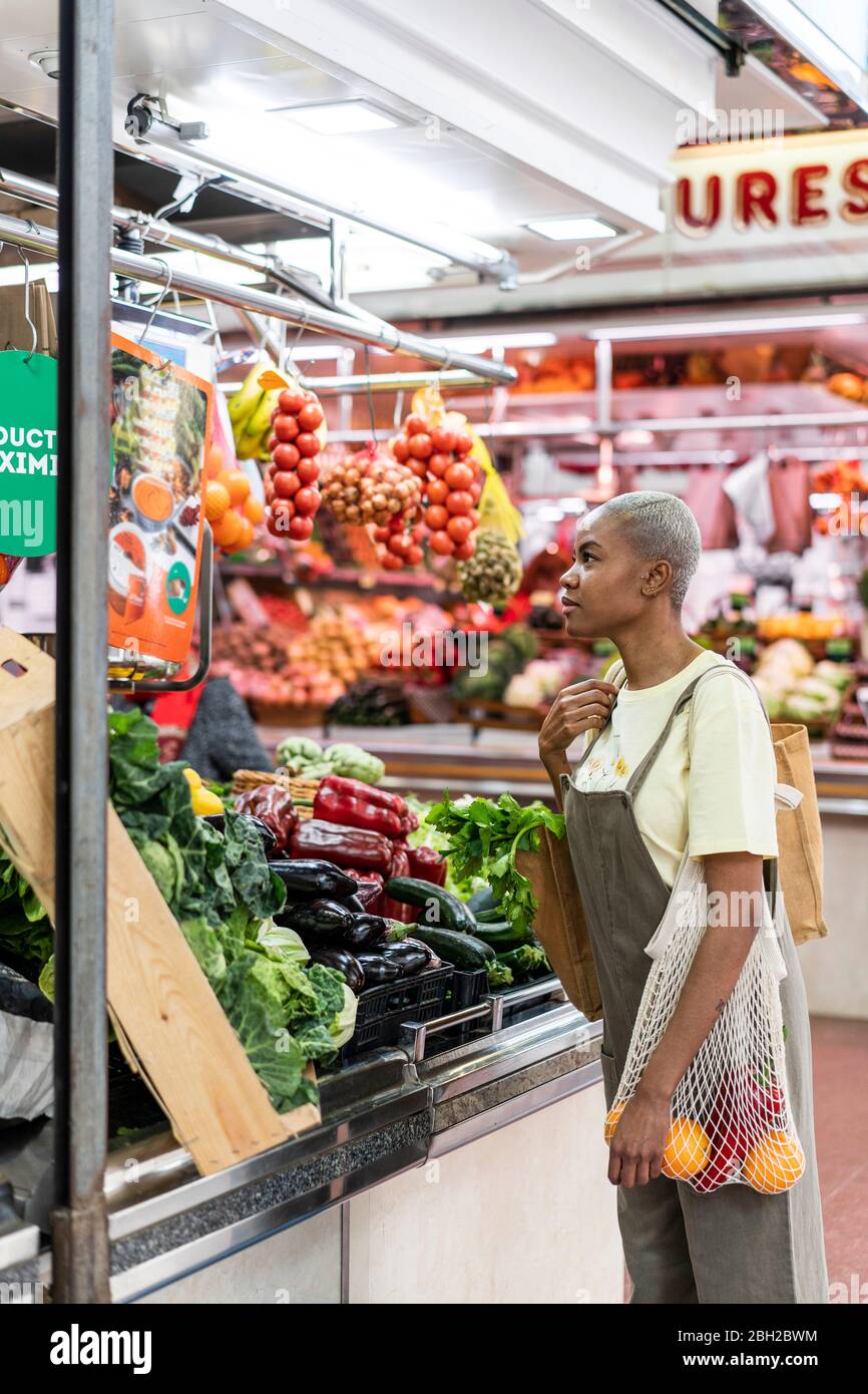 Frau kauft Lebensmittel in einer Markthalle Stockfoto
