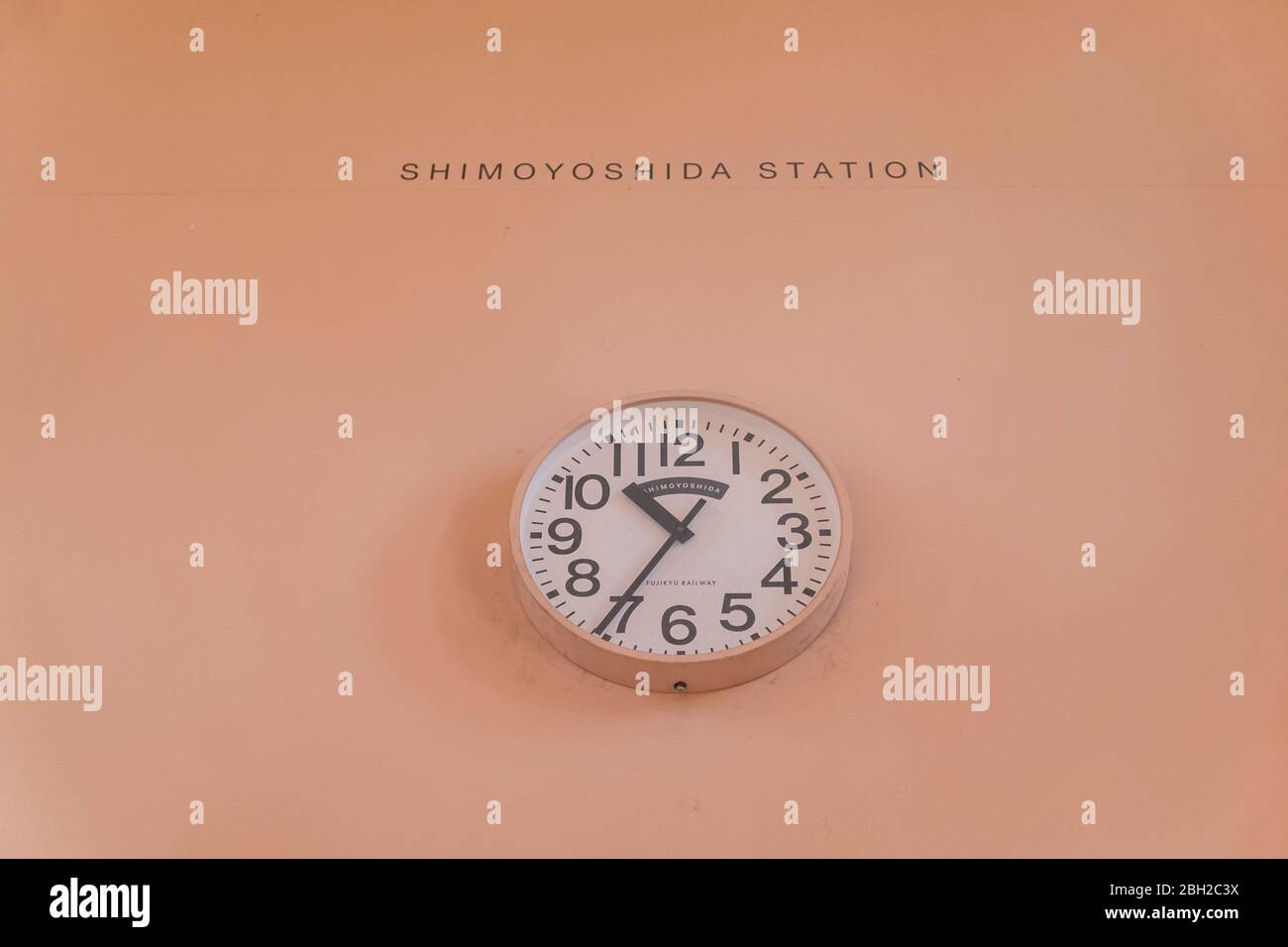 Eine Uhr an der Wand des Shimoyoshida Bahnhofs, die den Passagieren die Zeit sagt. Shimoyoshida, Japan, 9. Februar 2020 Stockfoto