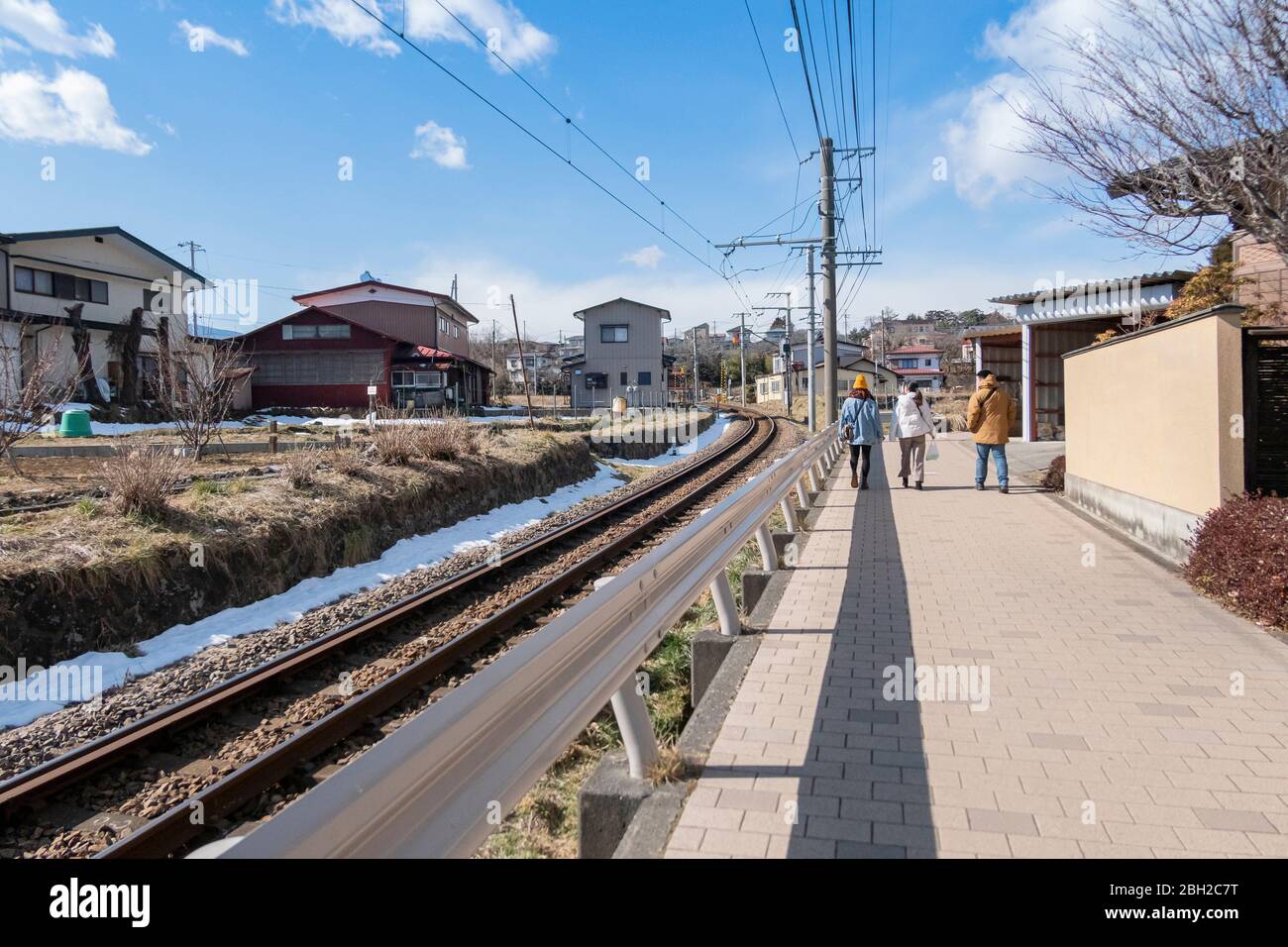 Touristen gehen auf der Straße der Stadt Yamanashi, um die große Chureito Pagode zu sehen. Yamanashi, Japan Februar 9,2020 Stockfoto