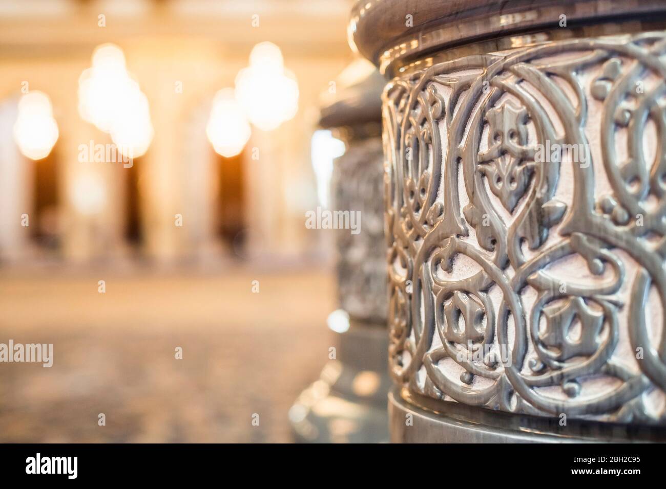 Oman, Nahaufnahme von kunstvollen Details der Säule in der Großen Moschee des Sultans Qaboos Stockfoto