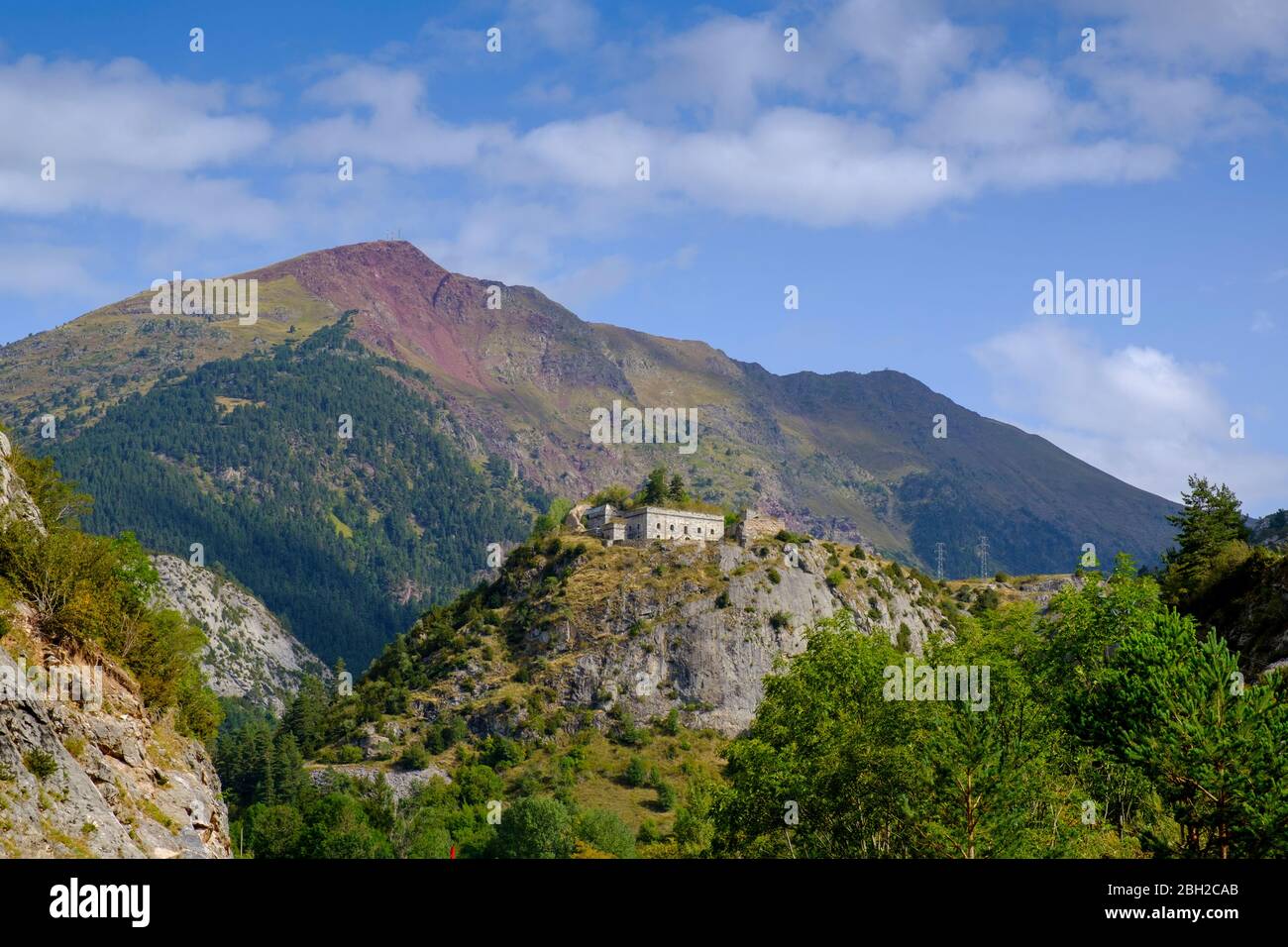 Spanien, Provinz Huesca, Canfranc, Panoramafenblick auf Fuerte de Coll de Ladrones und die umliegenden Berge Stockfoto