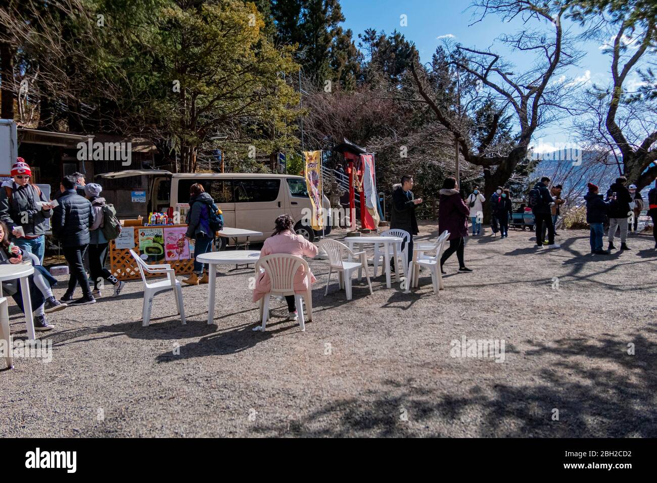 Besucher kaufen etwas zu essen auf dem Weg nach Chureito Pagode mit vielen Besuchern unter den Kirschbäumen. Yamanashi, Japan Februar 10,2020 Stockfoto